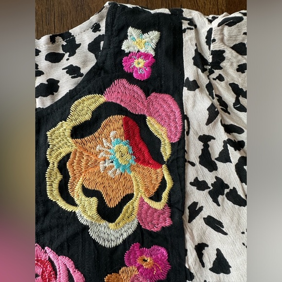 Savanna Jane Women’s Leopard Print Floral Embroidered Top- size Medium - Picture 4 of 6